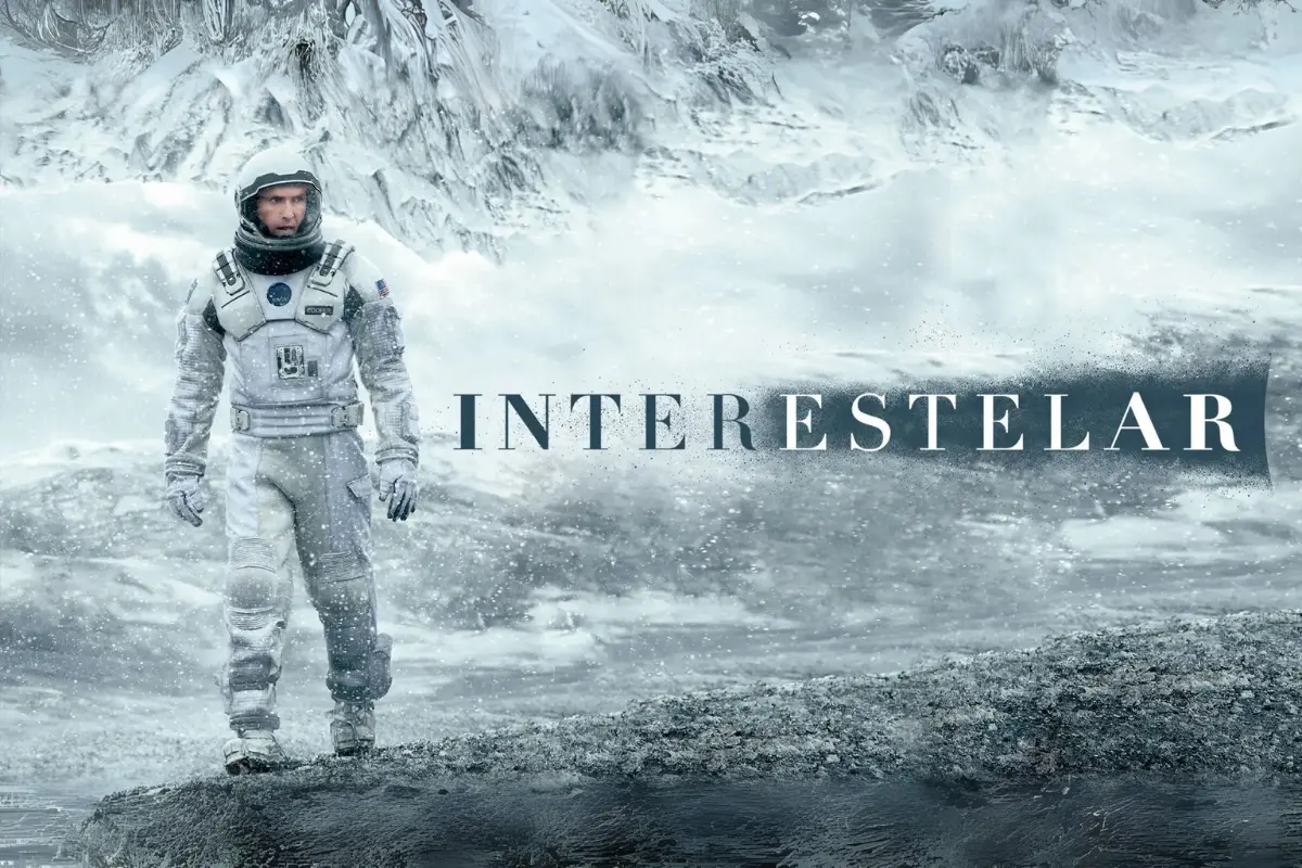 Cena icônica de Interestelar mostrando Matthew McConaughey como Cooper explorando o espaço sideral