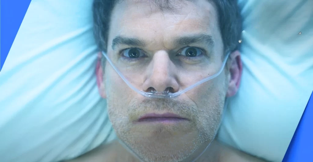 Michael C Hall como Dexter Morgan em cena hospitalar dramática da série Dexter Ressurreição