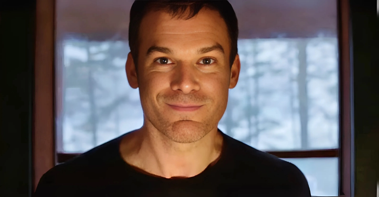 Michael C Hall sorrindo em bastidores de produção mostrando lado humano do ator de Broadway e televisão